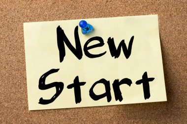 Yeni başlangıç - yapışkanlı etiket bulletin board tutturulmuş.