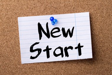 Yeni başlangıç - kalçası not kağıdı bulletin board tutturulmuş.