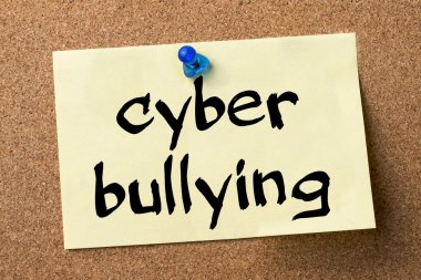Siber zorbalık - yapışkanlı etiket tutturulmuş bulletin board