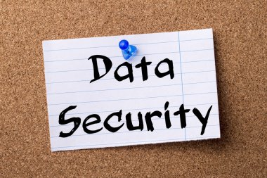 Veri güvenliği - kalçası not kağıdı bulletin board tutturulmuş.