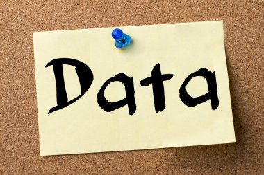 Veri - yapışkanlı etiket bulletin board tutturulmuş.