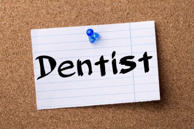 Diş hekimi - kalçası not kağıdı bulletin board tutturulmuş.