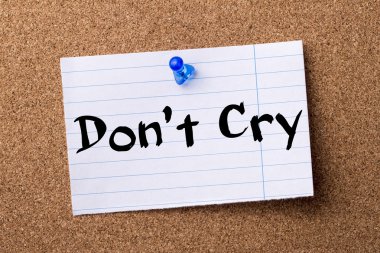 Ağlama - kalçası not kağıdı bulletin board tutturulmuş