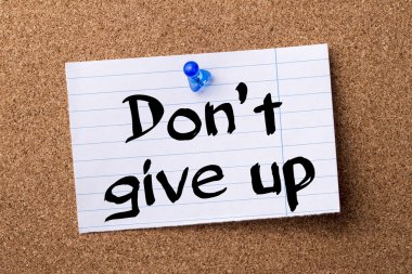 Don't give up - kağıt bulletin board tutturulmuş Not ağlamış