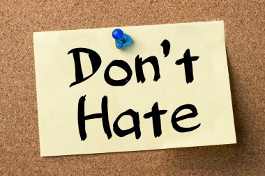 Nefret etmiyorum - yapışkanlı etiket bulletin board tutturulmuş