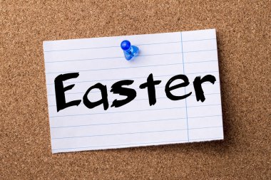 Paskalya - ilan panosu üzerinde pinned kalçası not kağıdı