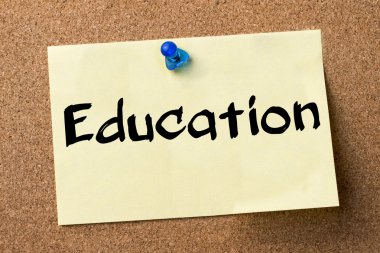 Eğitim - yapışkanlı etiket bulletin board tutturulmuş.