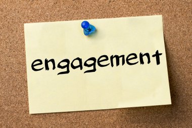 nişan - yapışkanlı etiket bulletin board tutturulmuş.