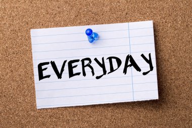 Her gün - ilan panosu üzerinde pinned kalçası not kağıdı