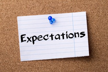 Beklentileri - kalçası not kağıdı bulletin board tutturulmuş.