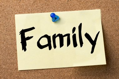 Aile - yapışkanlı etiket bulletin board tutturulmuş.
