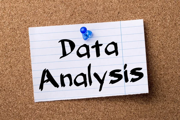 Datenanalyse - zerrissenes Notizpapier an Pinnwand geheftet — Stockfoto