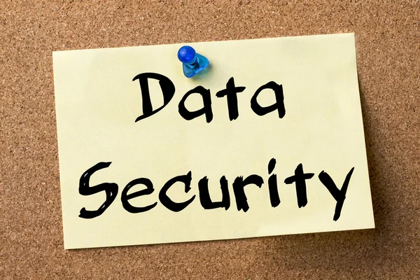 Veri güvenliği - yapışkanlı etiket bulletin board tutturulmuş.