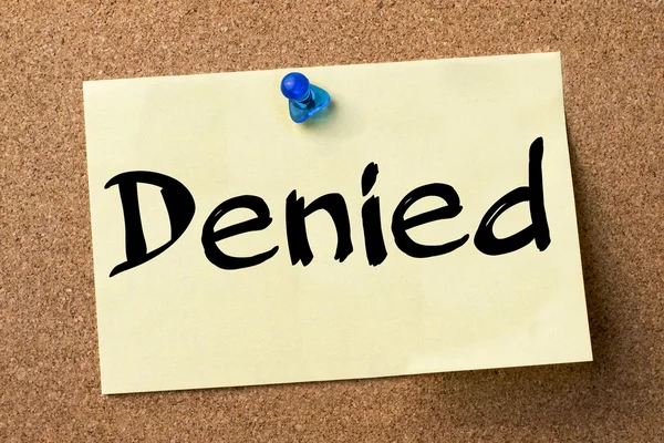 Denied - etichetta adesiva apposta sulla bacheca — Foto Stock