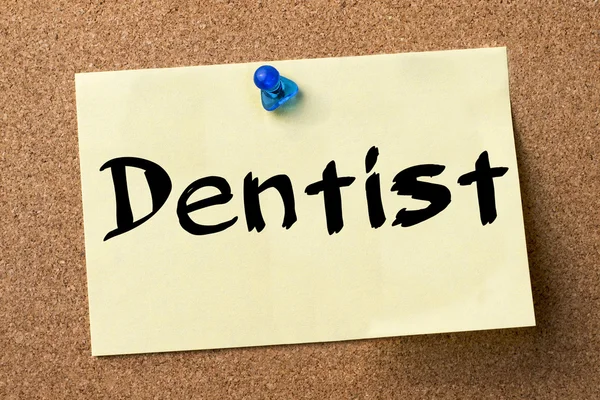 Dentista - etiqueta adhesiva fijada en el tablón de anuncios — Foto de Stock