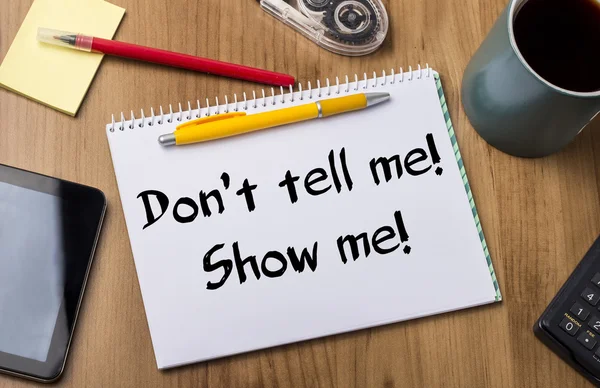 Don't tell me! Laat zien! -Note Pad met tekst — Stockfoto