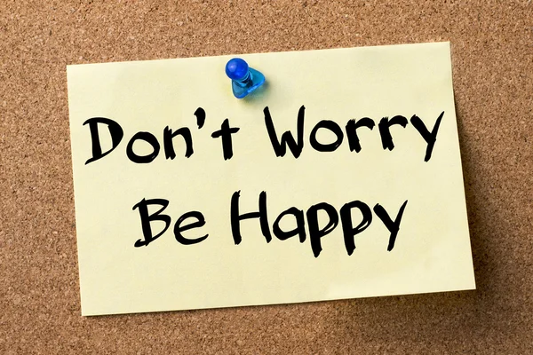 Não se preocupe Seja feliz etiqueta adesiva fixada no quadro de avisos — Fotografia de Stock