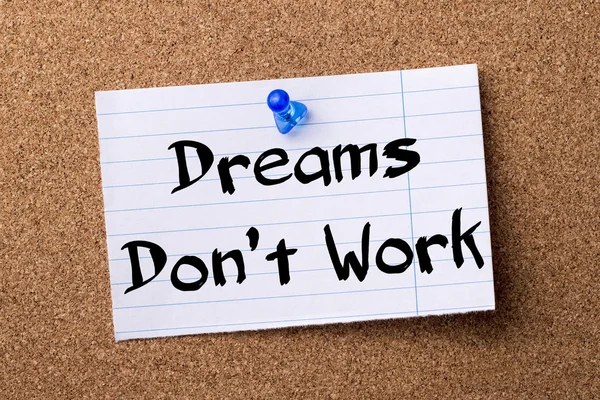 Dreams Don't Work - carta stracciata appuntato sulla bacheca — Foto Stock