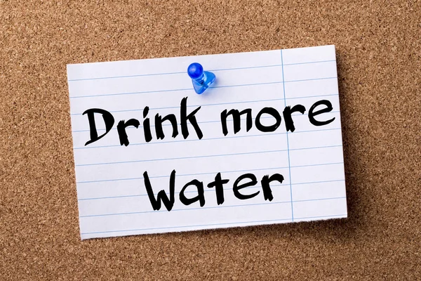 Pić więcej wody - papier firmowy bilbordu przypięte na tablicy ogłoszeń — Zdjęcie stockowe