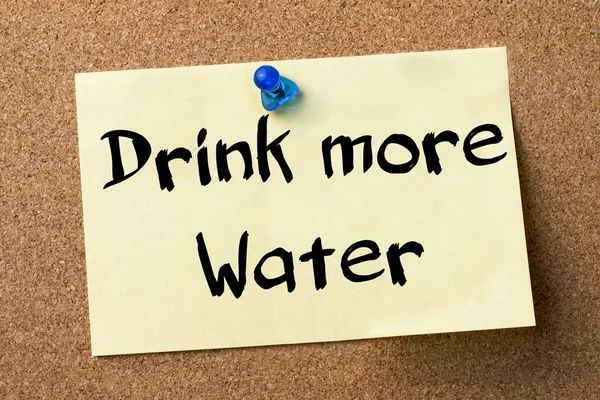 Pić więcej wody - nalepka przypięte na tablicy ogłoszeń — Zdjęcie stockowe