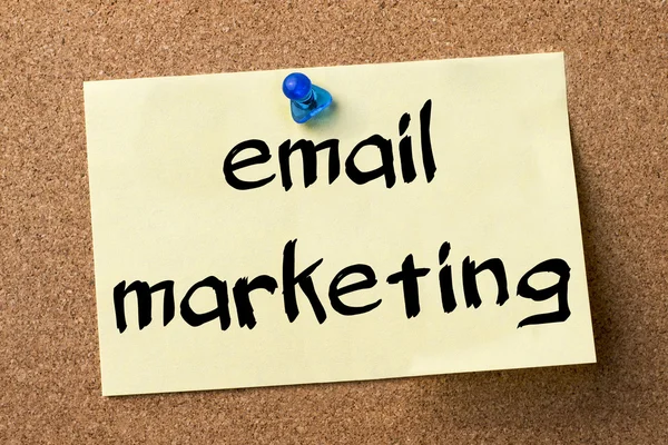 E-mail marketing - nalepka przypięte na tablicy ogłoszeń — Zdjęcie stockowe