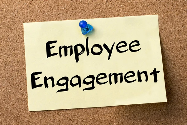 Employee Engagement - etiqueta adesiva fixada no quadro de avisos — Fotografia de Stock