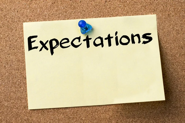 Beklentileri - yapışkanlı etiket bulletin board tutturulmuş.