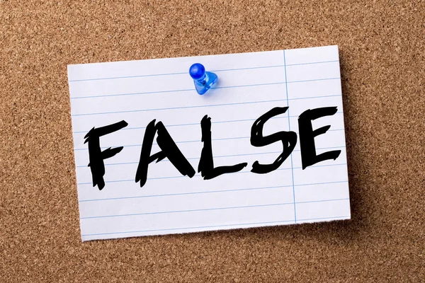 FALSE - papel de nota lacrimogéneo fixado no quadro de avisos — Fotografia de Stock