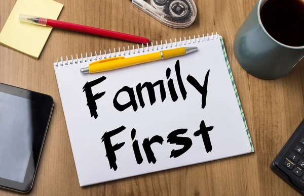 Family first - Notizblock mit Text — Stockfoto