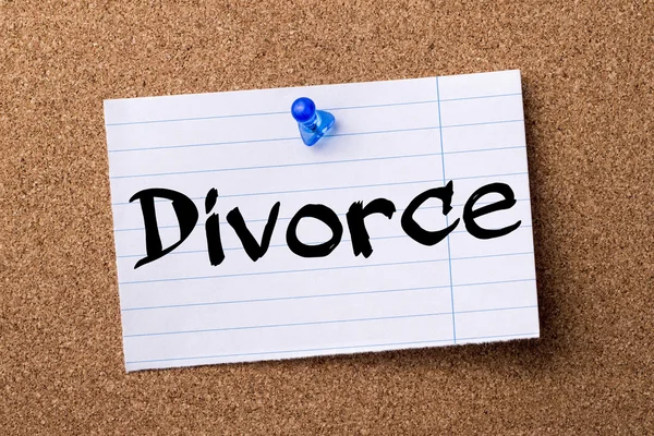Divorce - teared note paper pinned on bulletin board — Stock Photo, Image