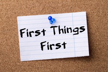 İlk şeyler ilk - kağıt bulletin board tutturulmuş Not ağlamış