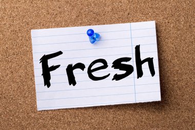 Taze - ilan panosu üzerinde pinned kalçası not kağıdı