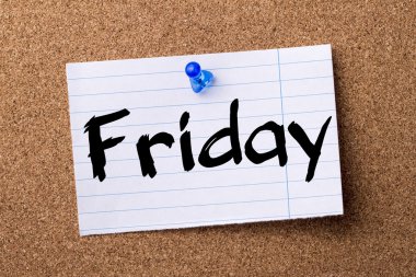 Cuma - kalçası not kağıdı bulletin board tutturulmuş.