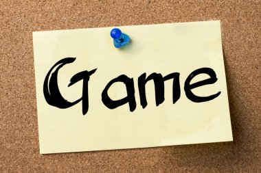 Oyun - yapışkanlı etiket bulletin board tutturulmuş.