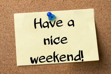 İyi hafta sonları! -Yapışkanlı etiket tutturulmuş bulletin board