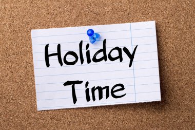 Tatil zamanı - ilan panosu üzerinde pinned kalçası not kağıdı