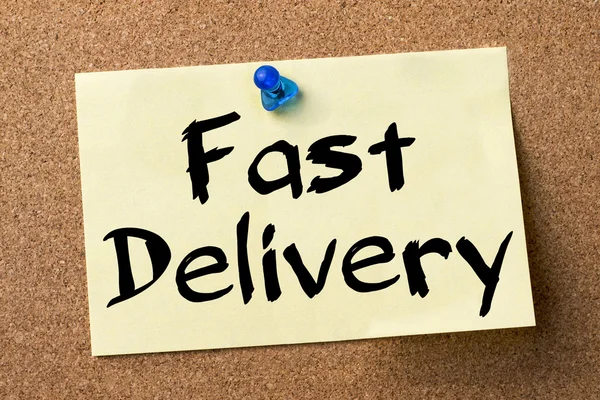 Fast Delivery - etichetta adesiva appuntata sulla bacheca — Foto Stock