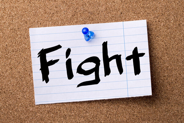 Борьба - рваная бумага на доске объявлений
