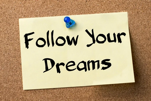 Podążaj za swoimi marzeniami - nalepka przypięte na tablicy ogłoszeń — Zdjęcie stockowe
