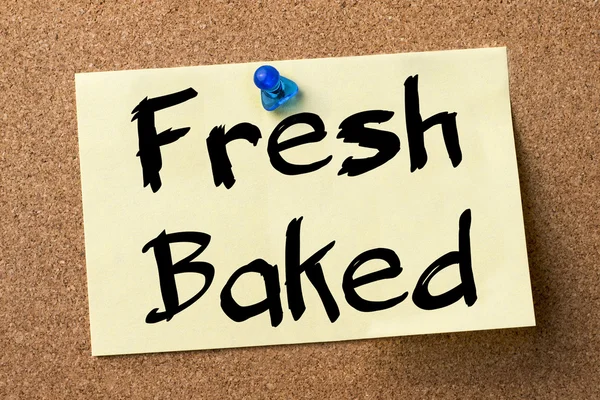 Fresh Baked - etichetta adesiva inchiodata sulla bacheca — Foto Stock