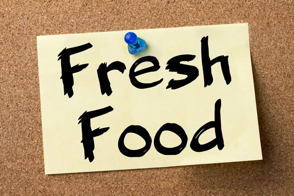 Alimentos frescos - etiqueta adesiva fixada no quadro de avisos — Fotografia de Stock
