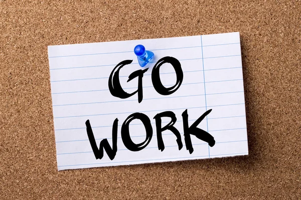 GO WORK - carta stracciata appuntata sulla bacheca — Foto Stock