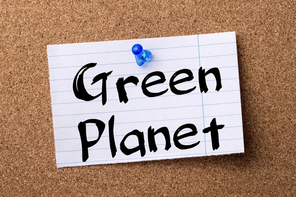 Planeta Verde - papel de nota rasgado preso no quadro de avisos — Fotografia de Stock