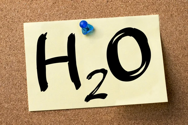 H2O - молекула води - клейка етикетка, закріплена на дошці оголошень — стокове фото