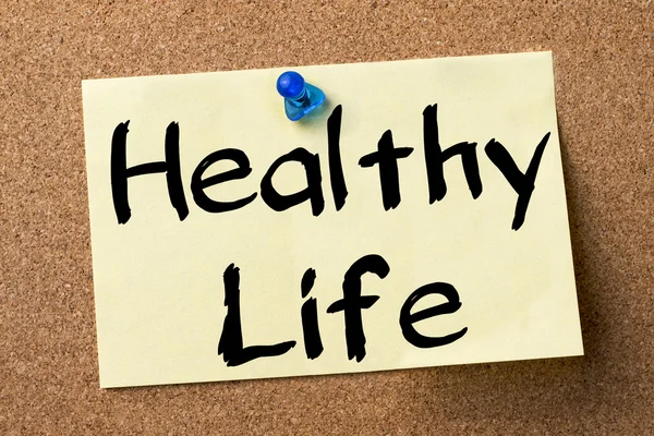 Здоровый образ жизни - клейкая этикетка, прикрепленная на доске объявлений — стоковое фото