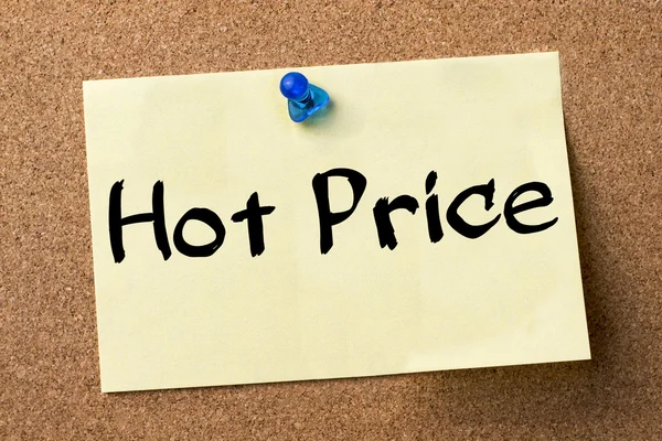 Precio caliente - etiqueta adhesiva fijada en el tablón de anuncios —  Fotos de Stock