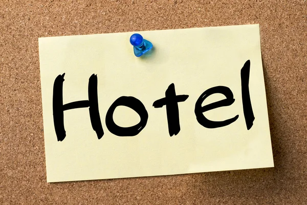 Ξενοδοχείο - αυτοκόλλητη ετικέτα καρφιτσωμένες στον πίνακα ανακοινώσεων — Φωτογραφία Αρχείου