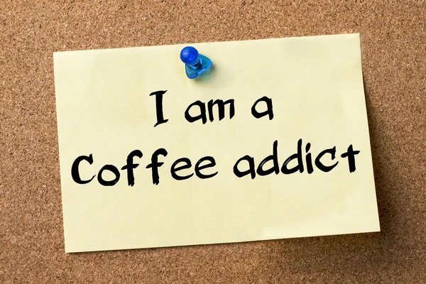 Soy un adicto al café etiqueta adhesiva fijada en el tablón de anuncios — Foto de Stock