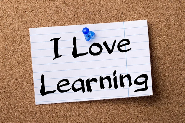 I Love Learning - papel de nota desgarrado fijado en el tablón de anuncios —  Fotos de Stock