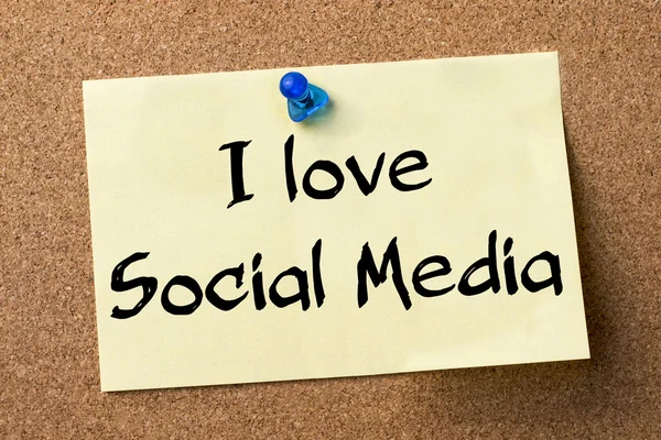 Я люблю социальные сети - клейкий ярлык на буллетиновой доске — стоковое фото